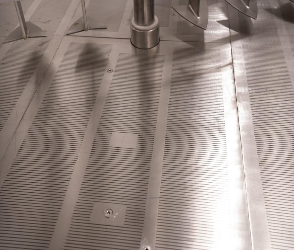 啤酒設備過濾罐內的濾板被耕刀刮起是怎么回事？