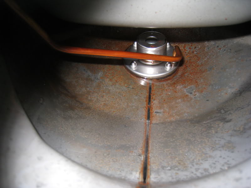 為什么有的不銹鋼的啤酒設(shè)備卻生銹了？怎么處理？